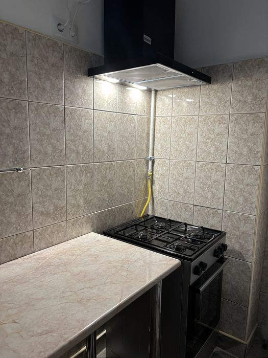 Inchiriez apartament cu 2 camere, situat pe str.  Dimitrie Cantemir ( RFN) etajul 4, cu acoperis nou. Chirie: 300 €/lună, pentru minimum 1 an.