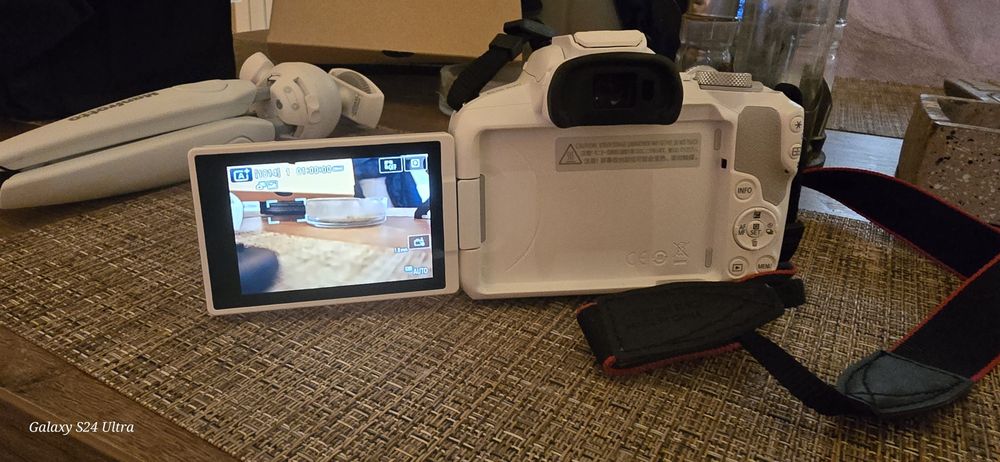 Canon EOS R50 White + 18-45mm + Гаранция + Пълен комплект аксесоари