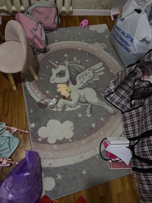 Детский столик, стульчики и ковер