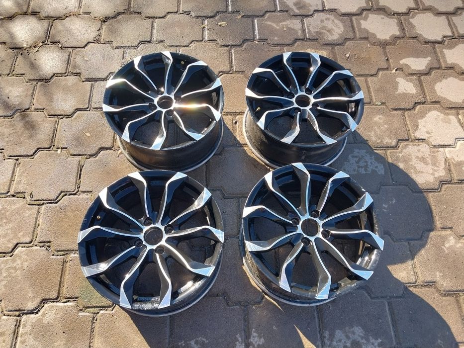 Диски R16. Один внутри вареный. На Hyundai accent, Kia rio.