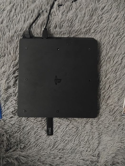 vând PS 4 , cu 2 jocuri și o maneta