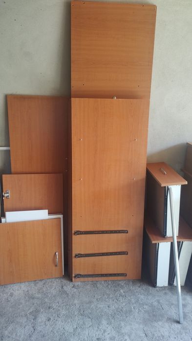 Birou,, ușă din lemn striat și șifonier cu suspendat