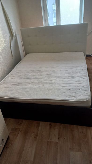 Продам кровать двуспальную с матрасом