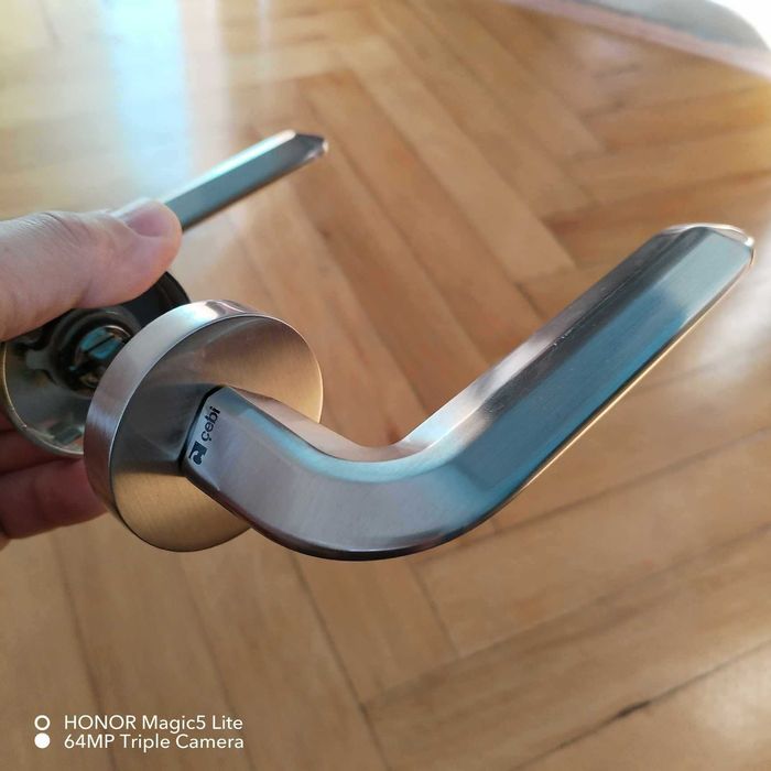 Модерна иноксова дръжка за врата Mıra