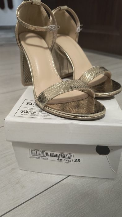 Sandale cu toc 35