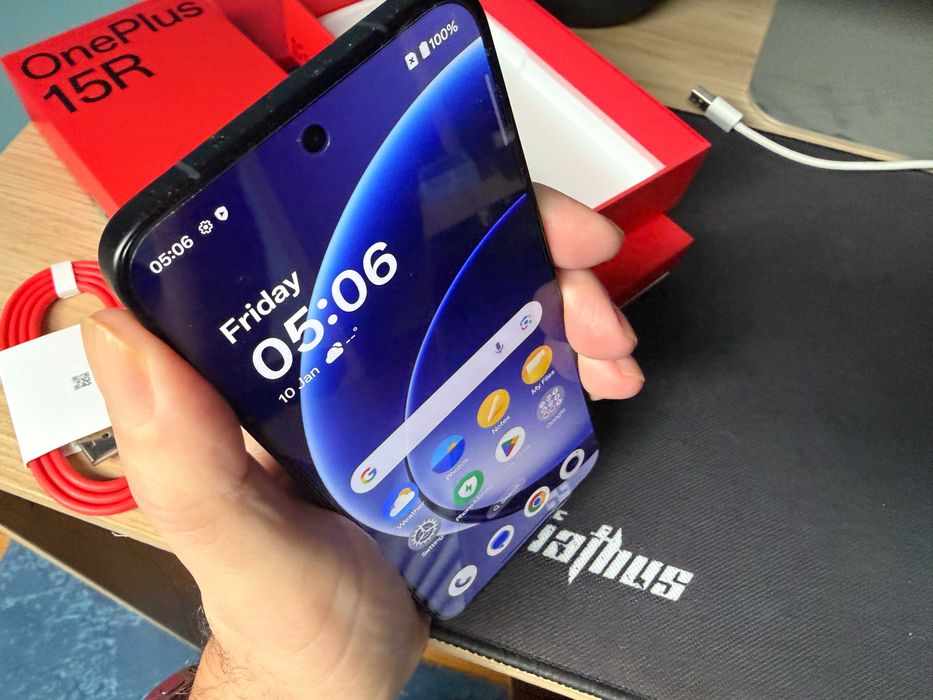 Vând OnePlus 15R, varianta neagră de 256GB, stare impecabilă, în cutie