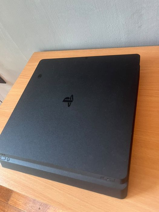 продам ps4 с подпиской пол года