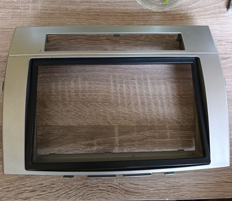 Продавам Мултимедия за Тойота Корола Версо 2004-2009