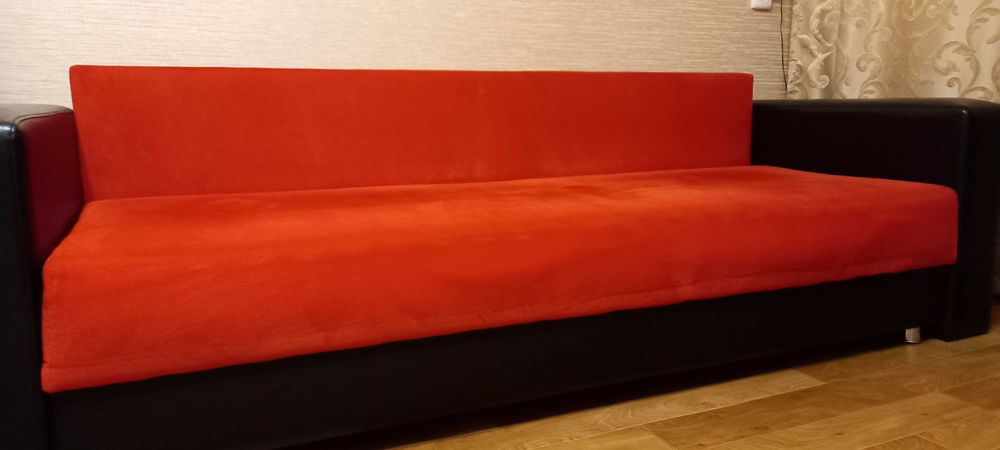 Красивый диван для зала