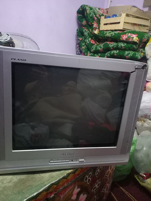 Телевизор тюнер билан бирга. Холати Б/у. Карши ш.