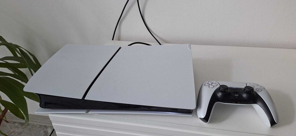 PlayStation 5 Slim 1TB  + Monitor Gigabyte M27UA 4K