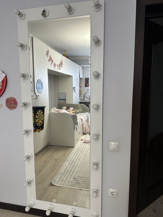 Зеркало с лампочками б/у