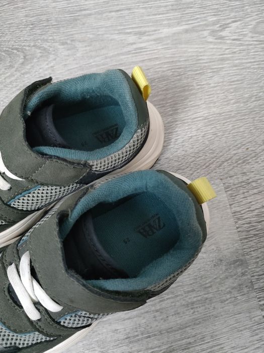 Продам детские кроссовки Zara