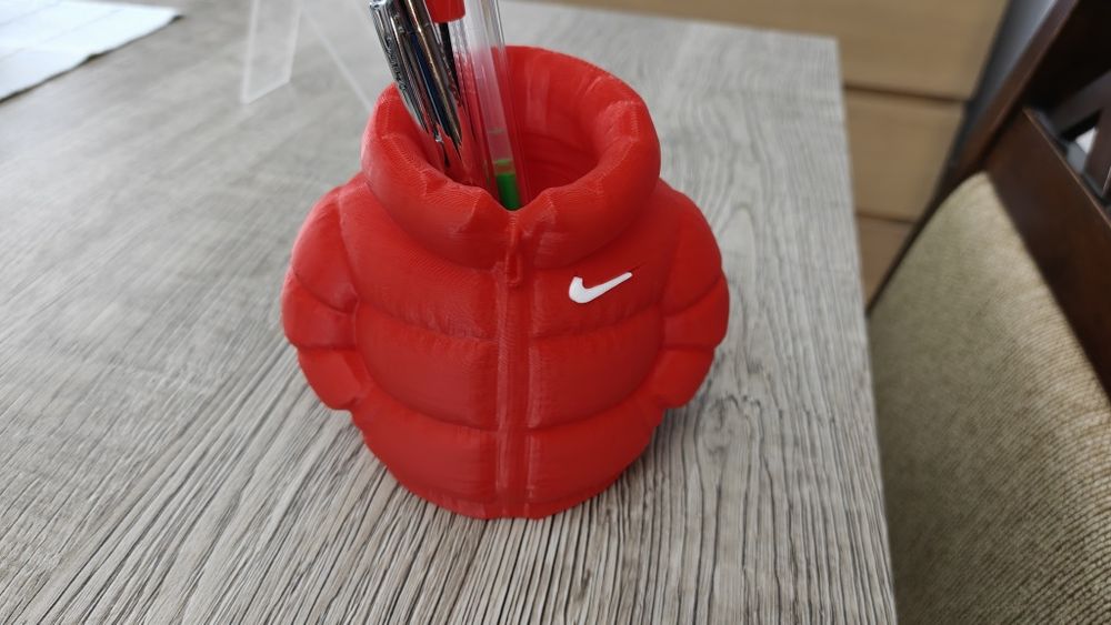 3D принтиран органайзер за химикалки – Nike стил