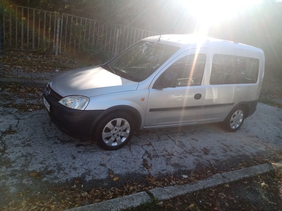 Продавам Опел комбо пънническо