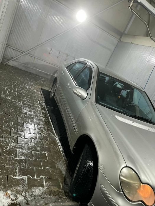 Vând mașină în stare buna