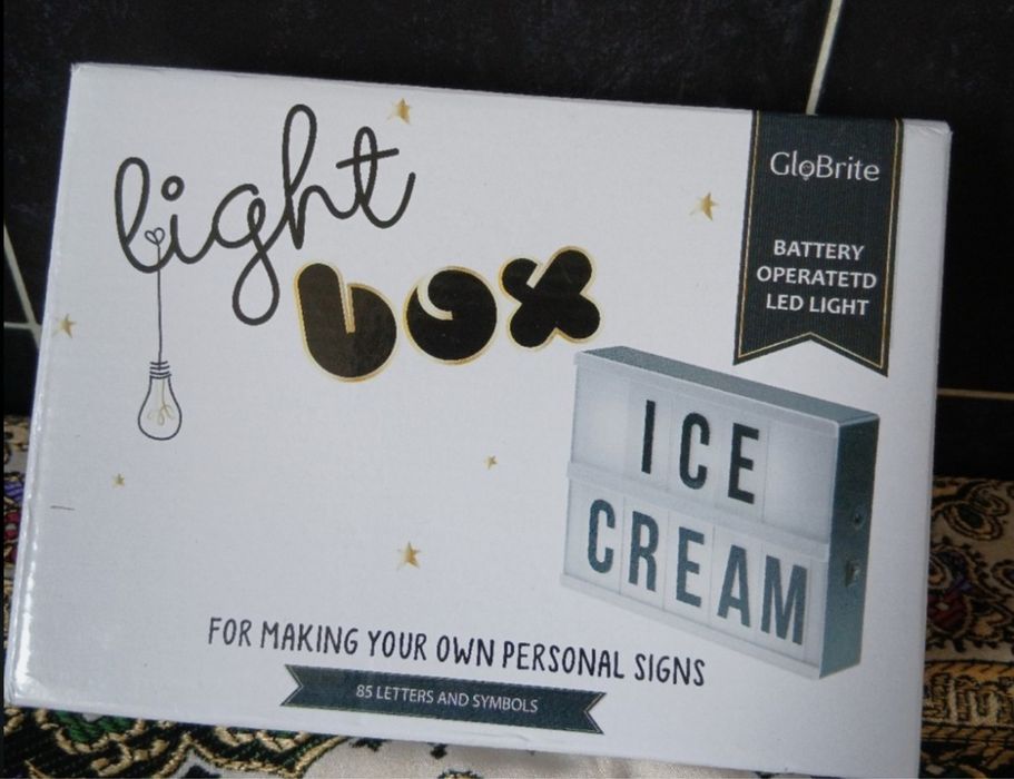 Cutie luminoasă cinematică GloBrite cu litere și lumină LED