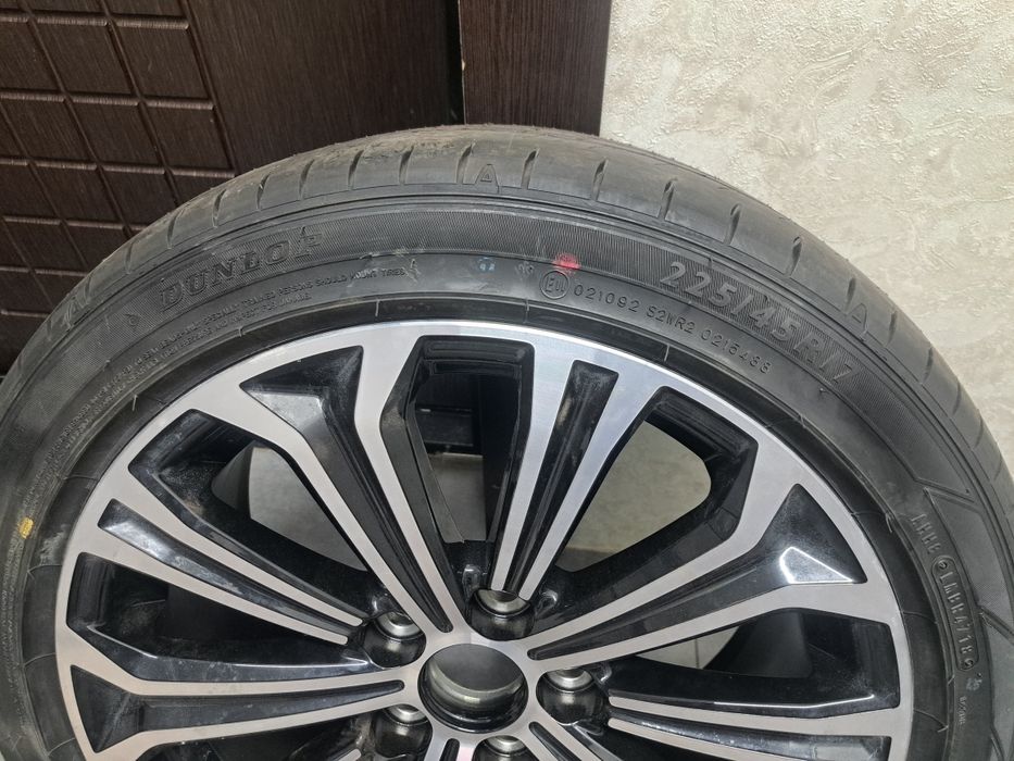 Продам шину с дискомна 17 от короллы