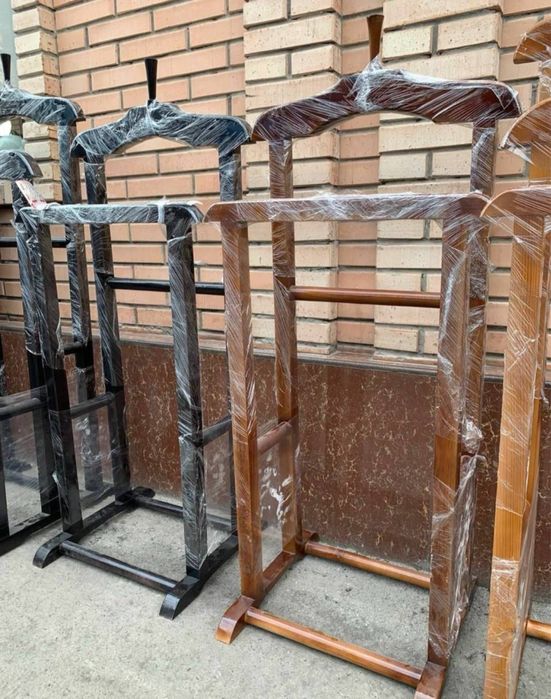Деревянная вешалка для костюма жентелмен вишилка напольный kastyum ves