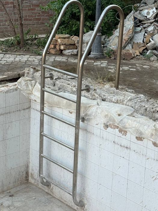 Хромированная, лестница для бассейна!