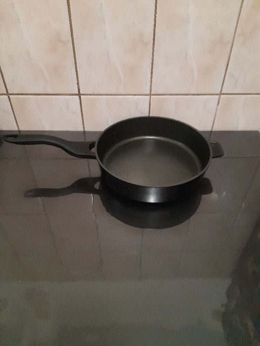 Tigaie inalta 28 cm .