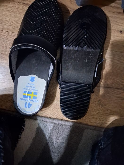 Vand saboți de piele