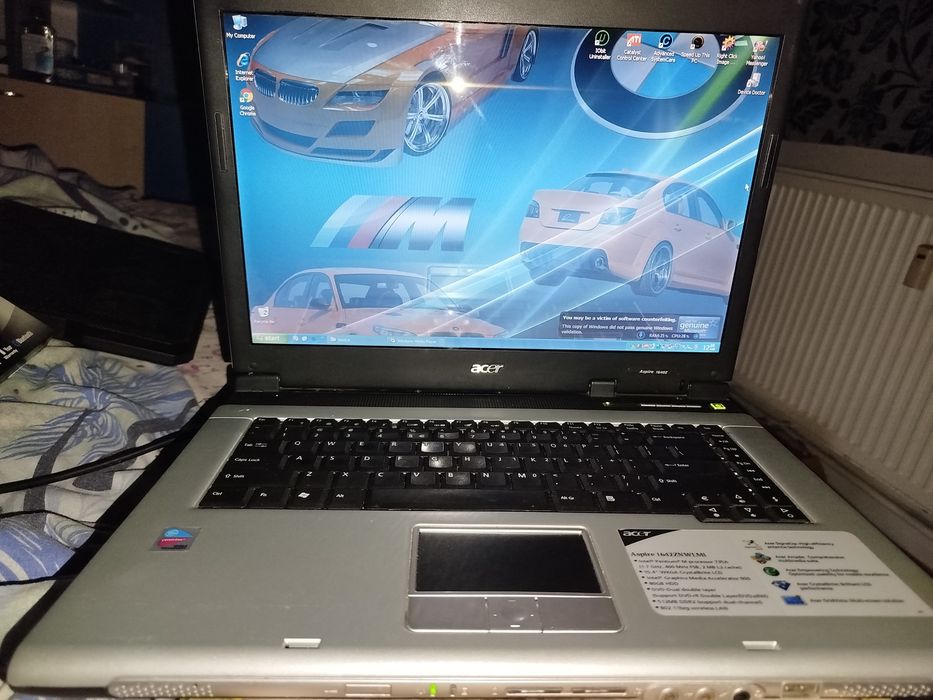 Vand laptop acer pe stil vechi cu melodii puse de mine pe el se aude tare laptopul
