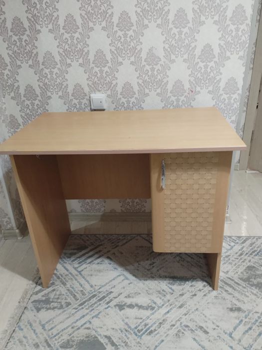 стол с полками .