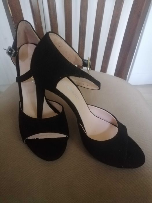 Нови дамски сандали от естествен велур с марка "Roberto Venuti"