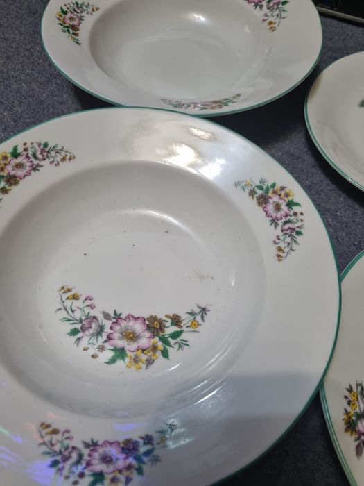 Комплект порцеланови чиний.