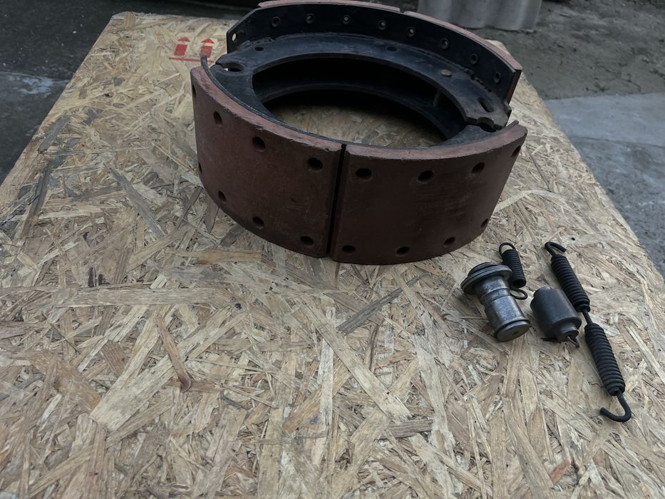 Тормозные колодки новые МАЗ 500
