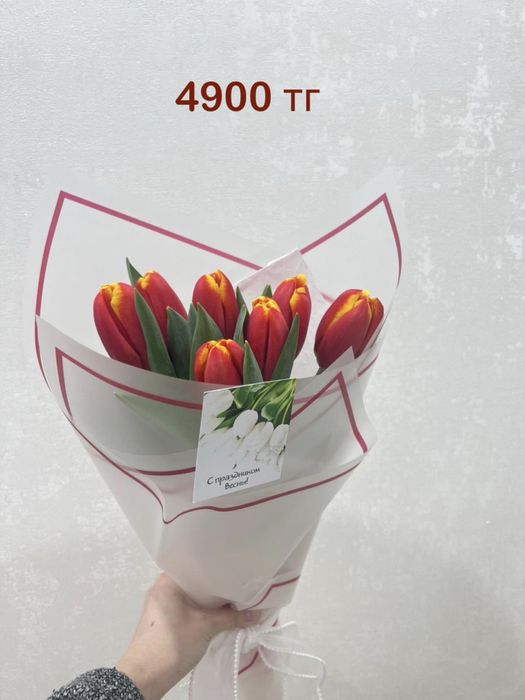 Тюльпаны с оформлением и клубника в шоколаде