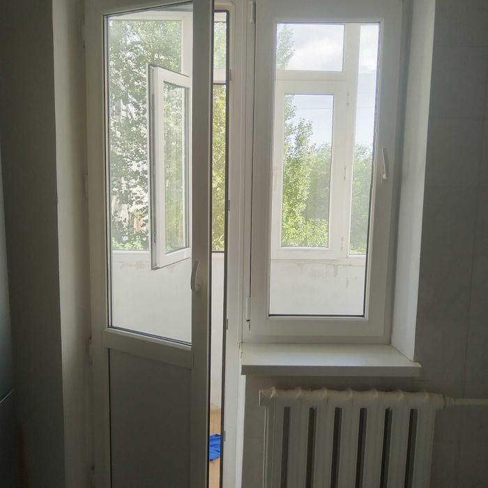 Продам дверь с окном пластик