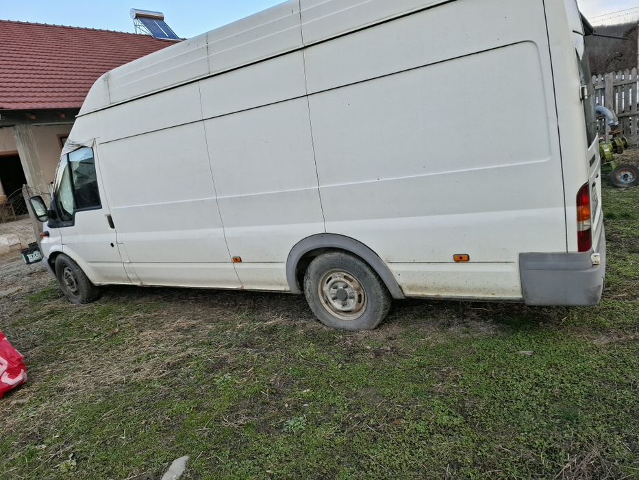 Autoutilitara Ford si Mecedes