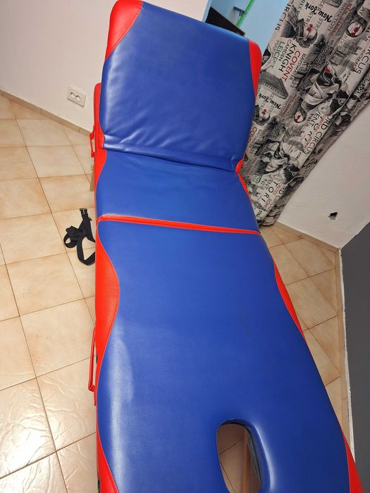 Масажна кушетка.