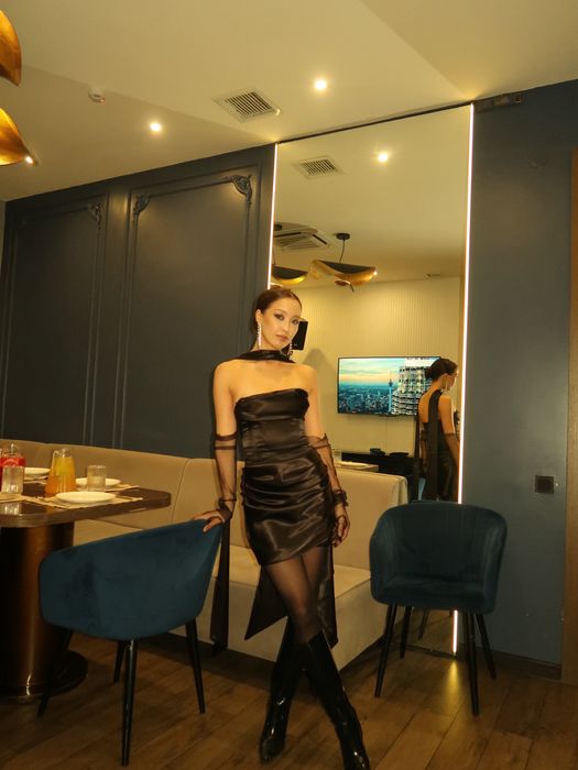 Черное атласное платье