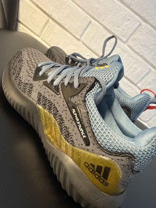 Продам кроссовки adidas