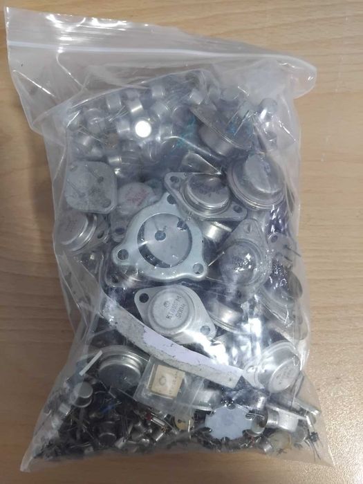 Лот електронни компоненти