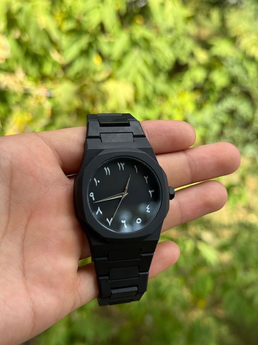 наручные часы с арабскими цифрами