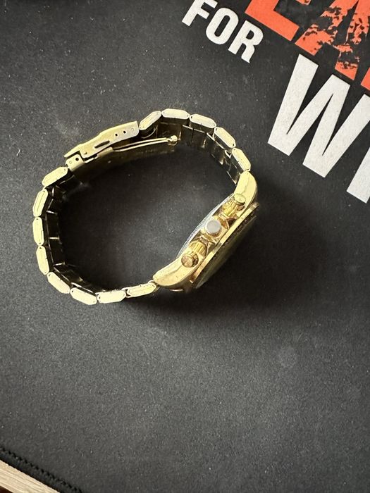 Продавам часовник приличащ на ролекс