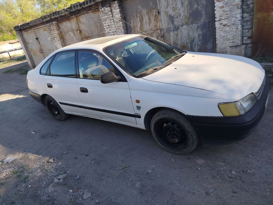 Автомобиль Тойота Карина е