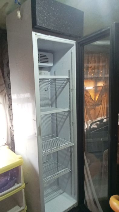 Холодильник витринный продам