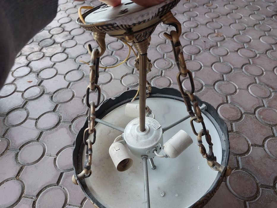 Красивая люстра .