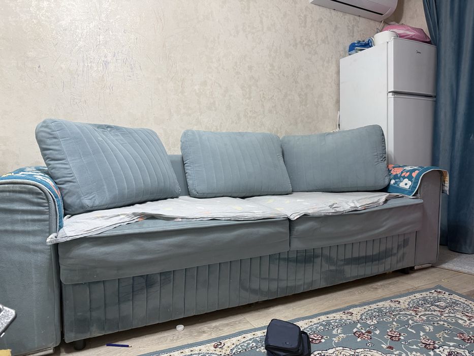 Продается диван в среднем состояний