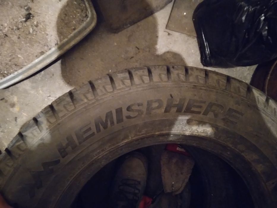 Продам две покрышек зимние