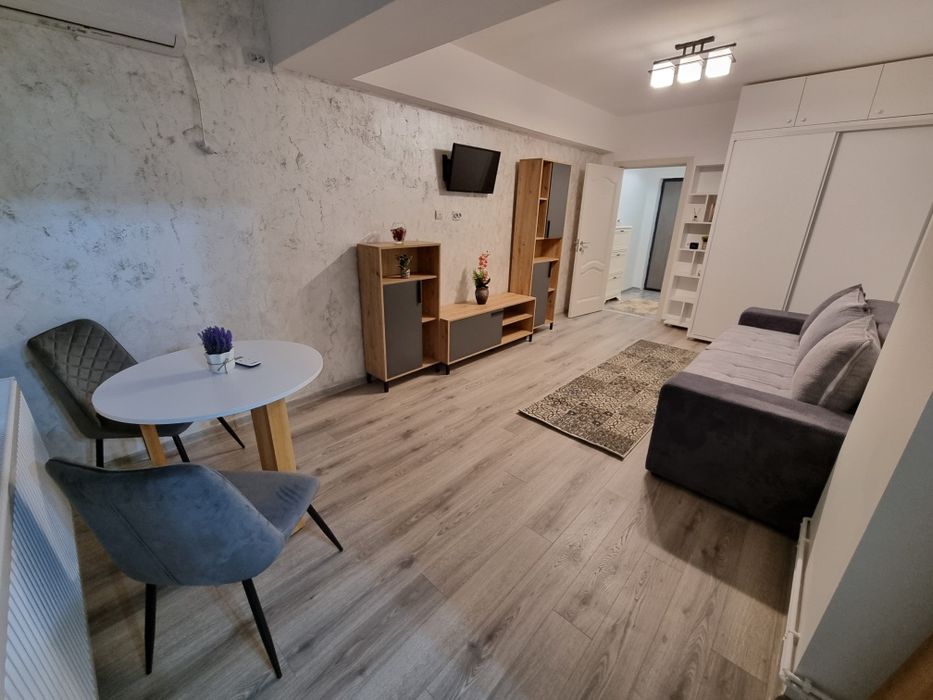 Închiriez garsonieră!