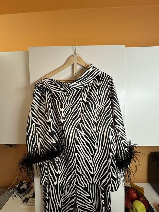 Дамски елегантен сет-панталон и блуза с пера