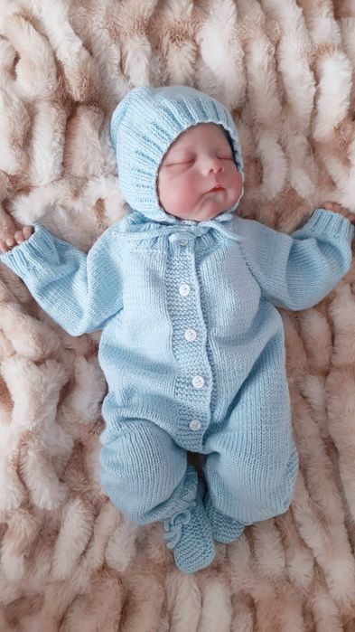 Salopetă tricotată cu căciuliță și botoșei pentru bebe
