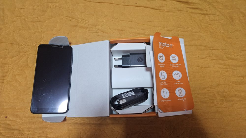 Motorola Moto E6 play Моторола и три нови стъклени протектора