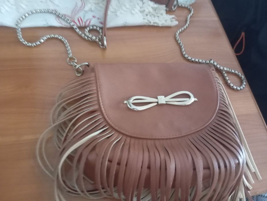 Gentuță mică cu fundiță și cu franjuri maro